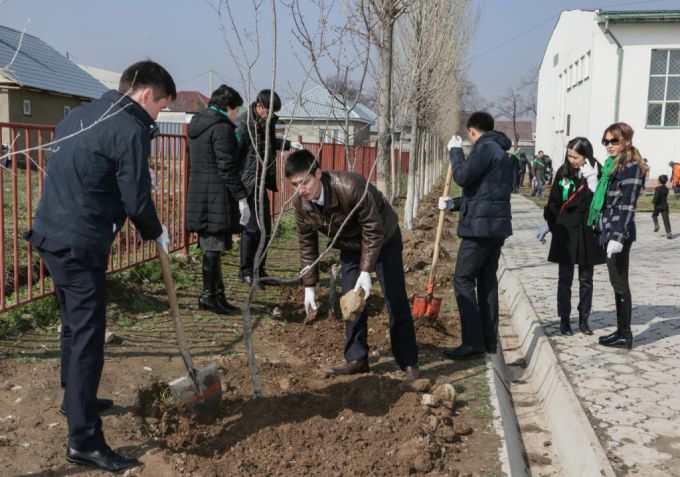 «Зеленый Бишкек – озеленение пришкольных участков». Акция 3 апреля 2015 года