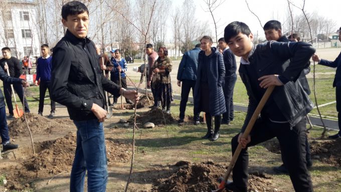 «Зеленый Бишкек – озеленение пришкольных участков». Акция 3 апреля 2015 года