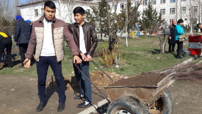«Зеленый Бишкек – озеленение пришкольных участков». Акция 3 апреля 2015 года